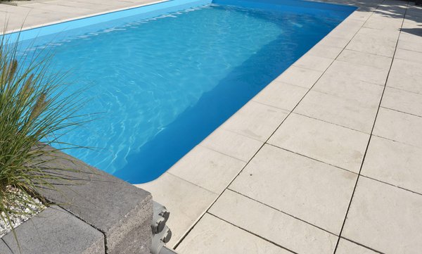 Weserwaben Poolumrandung Beckenrandsteine AQUITAINE Betonweiß flach - Element Außenecke 90° Grad